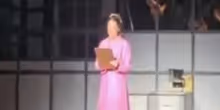 Video: 9 TO 5 Publiken gaspar när en castmedlem meddelar Dolly Partons död Photo