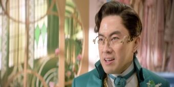Video: Bowen Yang e Bronwyn James riprendono i personaggi di WICKED nel nuovo spot di Olay e Secret