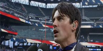 Vidéo : Reeve Carney chante l'hymne national pour les New York Mets