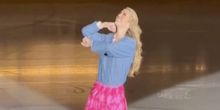 Video: Eiskunstläuferin Elizabeth Gibson führt LEGALLY BLONDE Routine auf Photo