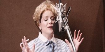 Wideo: Sara Chase jako Elaine Stritch podczas nagrywania albumu SCHMIGADOON!