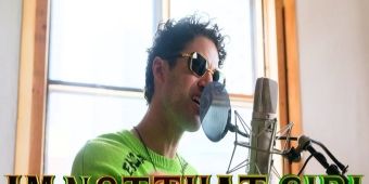 Video: Darren Criss tut sich mit Third Reprise für 80er-Pop-Rock-Cover von 'I'm Not That Girl' aus WICKED zusammen