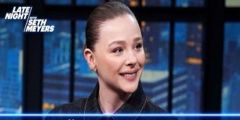Video: Chloë Grace Moretz nennt MCCs CAROLINE die „bereicherndste Erfahrung“ ihrer Karriere