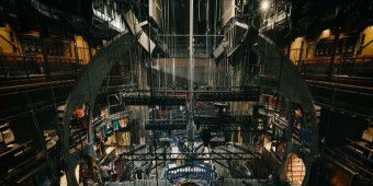 Video: Bekijk hoe RSC het theater transformeert voor GAME OF THRONES: THE MAD KING