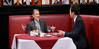 Vídeo: Jimmy Fallon Recria o Sardi's para Ethan Hawke em Visita ao TONIGHT SHOW