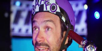 Vidéo : ON YOUR BIKE BAFFO Partage un Avant-goût Avant sa Tournée au Lyric Hammersmith
