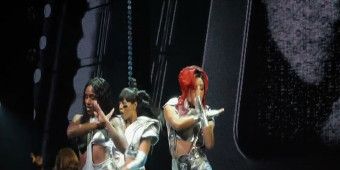 فيديو: CRAZYSEXYCOOL – THE TLC MUSICAL يقدمون 'No Scrubs' في Arena Stage