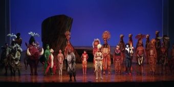 Video: Tshidi Manye de EL REY LEÓN da su histórico saludo final como 'Rafiki'