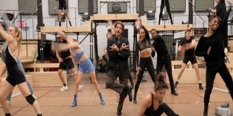 Video: Adéntrese en los Ensayos de CHESS en Broadway