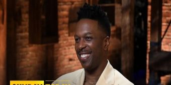 Video: Leslie Odom Jr. Ser Tillbaka på 10 År av HAMILTON, Pratar om Återkomsten till Ikoniska Rollen