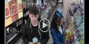 Video: Guarda Casey Likes & Lorna Courtney nel video musicale 'Freeze Your Brain'