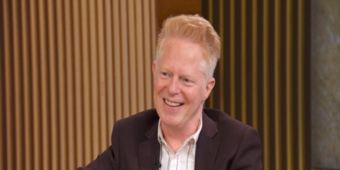 Video: Wie Jesse Tyler Ferguson sich darauf vorbereitet, Truman Capote in TRU zu spielen