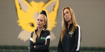 Fotos/Video: Kristin Chenoweth es entrenadora de porristas universitarias en el tráiler de STUMBLE