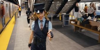 Video: CATS: THE JELLICLE BALL esegue 'Skimbleshanks: Il gatto delle ferrovie' nella metropolitana
