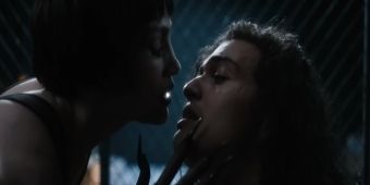 วิดีโอ: คลิปมิวสิคัลใหม่จาก KISS OF THE SPIDER WOMAN ของเจนนิเฟอร์ โลเปซใน THE TONIGHT SHOW
