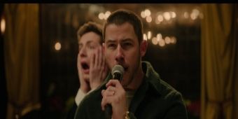 Vídeo: Assista Nick Jonas e Andrew Barth Feldman Interpretarem 'Home Alone' de UM FILME DE NATAL MUITO JONAS