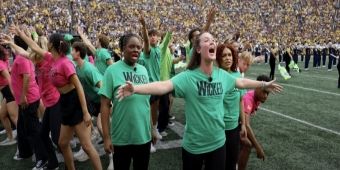 Video: La Universidad de Michigan Presenta un Espectacular Show de Medio Tiempo WICKED