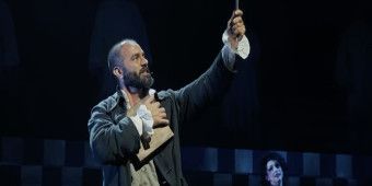 Βίντεο: Δείτε τον Ramin Karimloo στον πρωταγωνιστικό ρόλο στο SWEENEY TODD στο νέο τρέιλερ