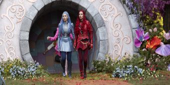 Video: DESCENDANTS: WICKED WONDERLAND Kadrosu Yeni Şarkı 'Dancing with the Enemy'yi Seslendiriyor