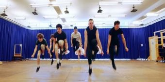 Video: 'Cool' en los ensayos de WEST SIDE STORY en Paper Mill Playhouse