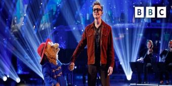 Vidéo : Paddington Bear et Tom Fletcher interprètent un extrait du nouveau musical dans Strictly Come Dancing