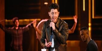 Video: Nick Jonas performt 'Gut Punch' bei THE TONIGHT SHOW