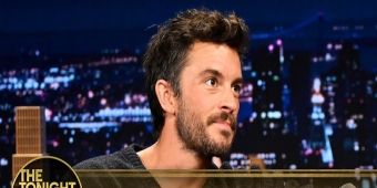 Vidéo : Jonathan Bailey nommé 'Homme le plus sexy du monde' par PEOPLE ; il dévoile WICKED: FOR GOOD dans THE TONIGHT SHOW