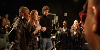 Vidéo : Cynthia Erivo chante 'For Good' avec les élèves de son ancienne école
