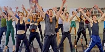 Video: Buona fortuna per A CHORUS LINE durante le prove