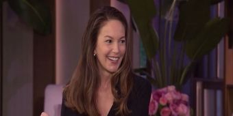Video: Diane Lane lobt Broadways THE OUTSIDERS in LIVE WITH KELLY AND MARK