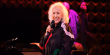 האזינו: Betty Buckley משיקה סינגל חדש 'On the 4th of July' Photo
