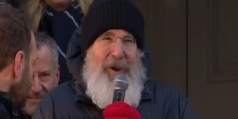 视频:曼迪·帕廷金在市长佐赫朗·曼达尼的就职典礼上领唱《彩虹之上》