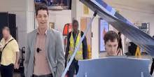 Video: Jeremy Jordan gibt überraschende JUST IN TIME-Performance am Flughafen Newark Photo