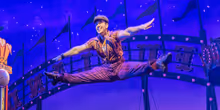 视频：Max Clayton在《SCHMIGADOON!》中与Sara Chase共同演绎《Can't Tame Me》 Photo