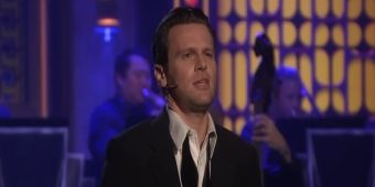 Βίντεο: Ο Jonathan Groff ερμηνέυει το 'Mack The Knife' από το JUST IN TIME στο THE TONIGHT SHOW