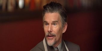 Video: Mira a Ethan Hawke recibir el retrato de Sardi en CBS SUNDAY MORNING