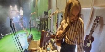 Βίντεο: Πώς ο Μουσικός του KENREX Παίζει μια Ζωντανή Μουσική Σύνθεση Κάθε Νύχτα