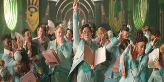 Video: Hinter den Kulissen von WICKED: FOR GOOD mit Bowen Yang und Bronwyn James