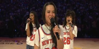 วิดีโอ: นักแสดงจาก HAMILTON แสดงเพลง 'The Schuyler Sisters' ที่ NBA Finals