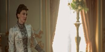 Vidéo : THE GILDED AGE confirme le retour de la saison 4 en 2026 avec une nouvelle bande-annonce