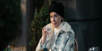 Video: Carol Burnett singt 'Something Good' im Finale der zweiten Staffel von PALM ROYALE