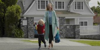 Video/Fotos: Sarah Snook sucht nach vermisstem Sohn im Trailer zu ALLES IHRE SCHULD
