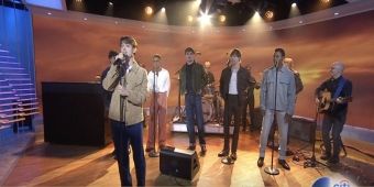 Video: De cast van THE OUTSIDERS Voert 'Tulsa ‘67' uit op TODAY