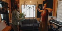 Vídeo: Nia Stephen y Danielle Steers interpretan mashup de 'I Don’t Need Your Love' de SIX y 'Happy' de HOT MESS Photo