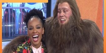 Vidéo : Grey Henson porte le costume de BIGFOOT! pour une apparition sur TODAY