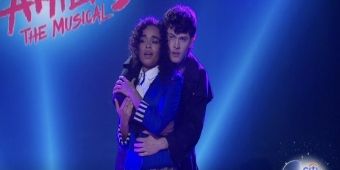 วิดีโอ: ลอร์นา คอร์ทนีย์ & เคซีย์ ไลค์ส แสดง 'Seventeen' จาก HEATHERS ใน TODAY