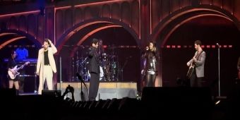 Video: Adrienne Warren vereint sich mit Nick Jonas für 'This Christmas' beim Jonas Brothers Konzert