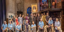 照片：THE PLAY THAT GOES WRONG剧组在Duchess Theatre接待Guide Dogs UK小狗 Photo