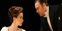 صور: سييرا بوغّس تعيد إنشاء صور LOVE NEVER DIES مع نجم فانتوم جوزيف ميلسون Photo