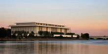 Kennedy Center-Gremium stimmt für das Anbringen von Trumps Namen am Gebäude trotz Gerichtsbeschluss Photo